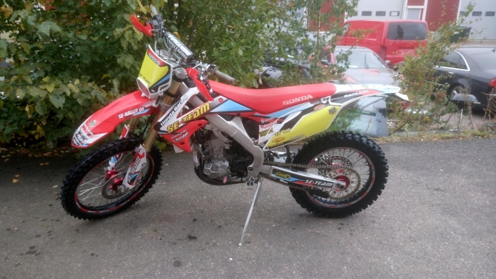 T&auml;m&auml; Honda CRF250 endurovarustuksella tuli meille lauantaina ja saamme sen myyntiin heti alkuviikosta||