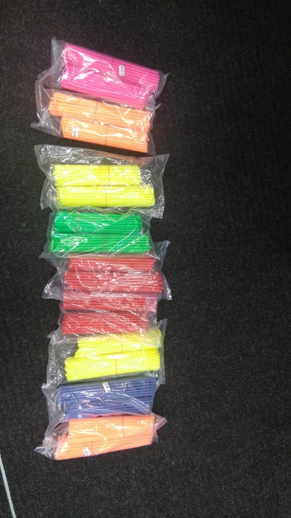 Varastov&auml;rein&auml; pinkki, oranssi, keltainen, vihre&auml;, punainen ja sininen||Kannattaa kokeilla my&ouml;s eri v&auml;rej&auml; yhdist&auml;m&auml;ll&auml;||